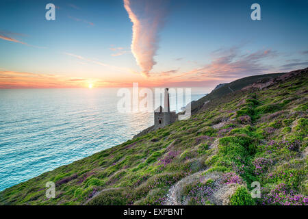 Tramonto sulla costa della Cornovaglia a Sant Agnese, guardando verso il motore Towanroath house Foto Stock