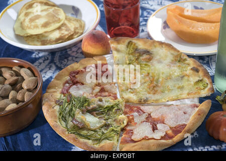 Veri artigiani italiani pizza con quattro spicchi della pizza fatta a mano Foto Stock