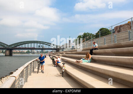 L'Europa, in Germania, in Renania settentrionale-Vestfalia, Colonia, Reno boulevard nel quartiere Deutz, la grande scalinata sulle rive del th Foto Stock