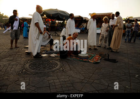 Incantatori di serpenti presso la piazza Jemaa El Fnaa a Marrakesh. Foto Stock