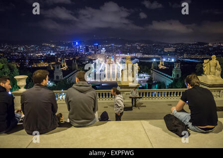 L'uomo suonare il pianoforte nella parte anteriore del Museo Nazionale d'Arte della Catalogna (Museu Nacional d'Art de Catalunya - MNAC) a Barcellona, Spagna Foto Stock