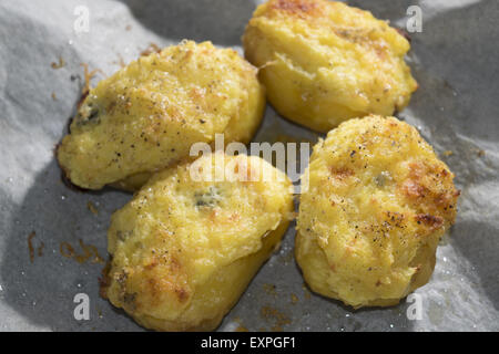 Patate ripiene di formaggio pecorino e gratinéed in forno Foto Stock