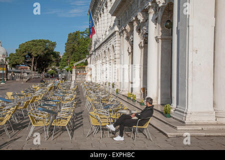 Cafe tavolo e sedie in Piazza San Marco; Venezia; Italia Foto Stock