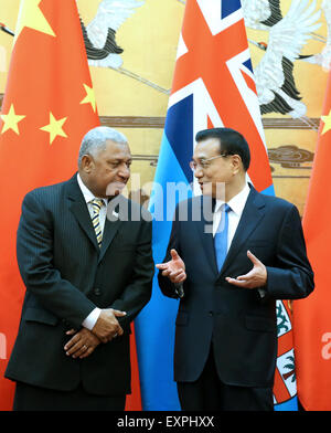 Pechino, Cina. 16 Luglio, 2015. Il premier cinese LI Keqiang (R) e il fijiano Primo Ministro Voreqe Bainimarama assistere ad una cerimonia di firma dopo i colloqui a Pechino in Cina, 16 luglio 2015. Credito: Pang Xinglei/Xinhua/Alamy Live News Foto Stock