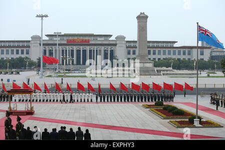 Pechino, Cina. 16 Luglio, 2015. Il premier cinese LI Keqiang detiene una cerimonia di benvenuto per la visita delle Figi Il primo ministro Voreqe Bainimarama prima i colloqui a Pechino in Cina, 16 luglio 2015. Credito: Pang Xinglei/Xinhua/Alamy Live News Foto Stock