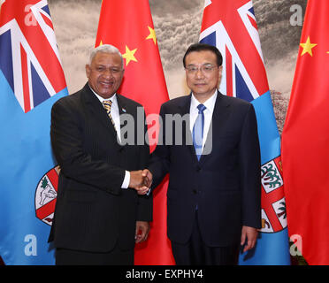 Pechino, Cina. 16 Luglio, 2015. Il premier cinese LI Keqiang (R) scuote le mani Fijiano con il Primo Ministro Voreqe Bainimarama presso la Grande Sala del Popolo di Pechino, Cina, 16 luglio 2015. Credito: Pang Xinglei/Xinhua/Alamy Live News Foto Stock