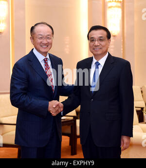 Pechino, Cina. 16 Luglio, 2015. Il premier cinese LI Keqiang (R) scuote le mani con il presidente della Banca Mondiale, Jim Yong Kim presso la Grande Sala del Popolo di Pechino, Cina, 16 luglio 2015. Credito: Rao Aimin/Xinhua/Alamy Live News Foto Stock