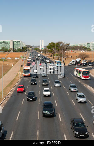 Brasilia, Brasile. Traffico, Eixo Central, ministeri, gli edifici congressuali, Foto Stock