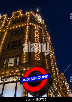 Knightsbridge di Londra, Inghilterra. Luci di Harrods e segno della metropolitana. Foto Stock