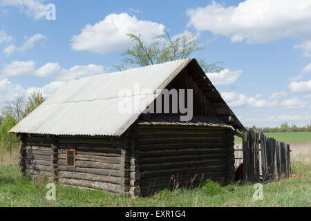 Il collassamento casa rurale nel villaggio di Solitario Foto Stock