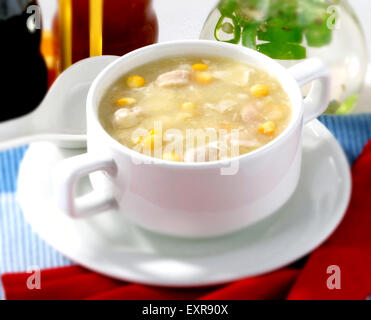 Zuppa di mais di pollo, Una deliziosa zuppa calda preparata con feci di pollo e grani. Foto Stock