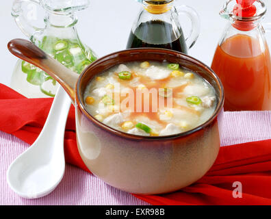 Zuppa di mais di pollo, Una deliziosa zuppa calda preparata con feci di pollo e grani. Foto Stock