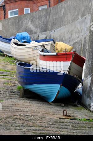 Barche da pesca in uno scalo a West Cliff in Sheringham sulla Costa North Norfolk. Foto Stock