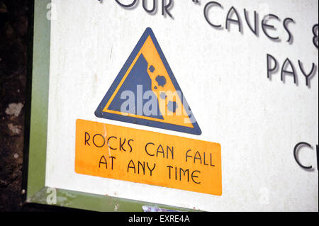 Una caduta di massi segno di avvertimento a fianco di un sentiero nel villaggio di Cheddar in Somerset. Foto Stock