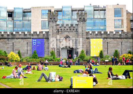 Le persone a rilassarsi nella Dubh Linn giardini dal Castello di Dublino in Irlanda. Foto Stock