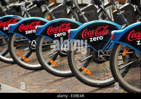 Coca Cola sponsorizzato bike sharing Dublinbikes nella città di Dublino in Irlanda. Foto Stock