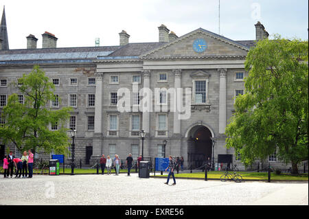 Edifici in piazza del Parlamento sul campus del Trinity College di Dublino in Irlanda. Foto Stock