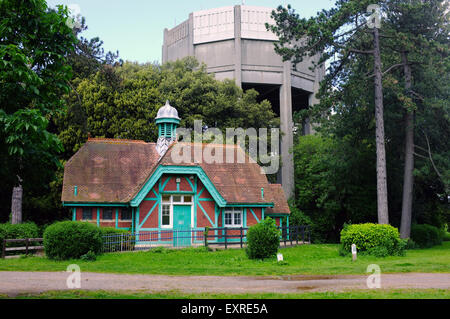 Un concreto acqua torre con un piccolo edificio al di sotto di esso in Clifton Down in Bristol. Foto Stock