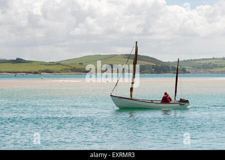 Una piccola barca a vela o sporca sul fiume estuario del cammello a Padstow Cornwall Regno Unito Foto Stock