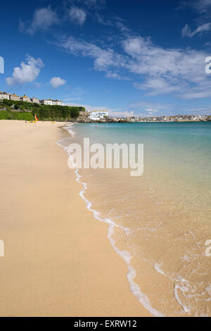 St Ives, Cornwall, Regno Unito: Porthminster Beach di St Ives in Cornovaglia su un bel giorno d'estate. Foto Stock