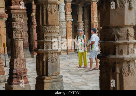 Guida turistica occidentale e di viaggio a Qutab Minar, Delhi del Sud, India. Foto Stock