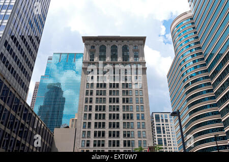 Historic Beaux Arts architettura e grattacieli di vetro nel centro di Minneapolis Minnesota Foto Stock