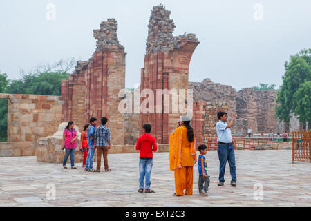 Una famiglia che ha un tempo di svago a Qutab Minar, Delhi, India. Foto Stock