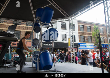 Londra, Regno Unito. Il 16 luglio 2015. Ben esegue Walsh durante "le strade della comunità di evento culturale come si lancia a Ilford, Essex. Si tratta di un vivace programma per portare la musica dal vivo e spettacoli per le nostre strade di alta. Credito: Elsie Kibue / Alamy Live News Foto Stock