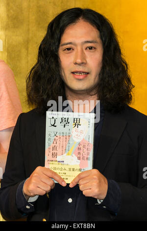 Tokyo, Giappone. 16 Luglio, 2015. Autore Naoki Matayoshi assiste la letteratura giapponese cerimonia di premiazione nel centro di Tokyo il 16 luglio 2015. Comico giapponese Naoki Matayoshi era giunto un vincitore del 153Akutagawa premio per il suo libro Hibana, lungo con Keisuke Hada chi ha vinto il premio per il Jimmy Hendrix esperienza. Naoki Matayoshi ha ricevuto la 153Naoki Prize per il suo romanzo Ryu. I vincitori hanno inoltre ricevuto un milione di Yen ogni premio in denaro. Credito: Aflo Co. Ltd./Alamy Live News Foto Stock