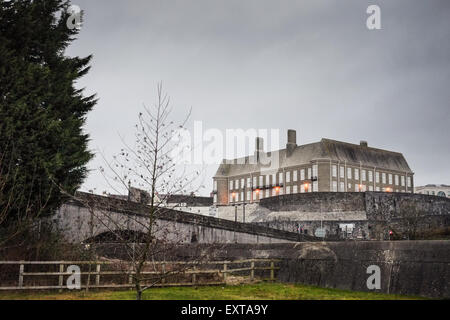 Vista di un Carmarthen County Hall in background. Il ponte che attraversa il fiume Towy, Carmarthen, Wales, Regno Unito. Foto Stock