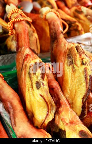 Prosciutto pronti per la vendita al mercato Foto Stock