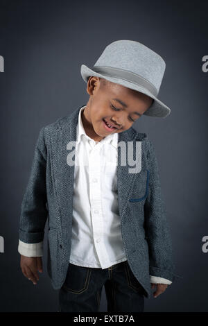 Bel ragazzo facendo espressioni diverse in diversi set di vestiti: stanchi Foto Stock