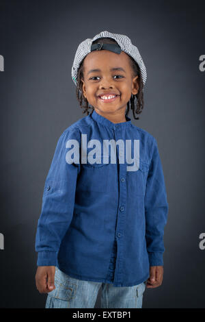 Bel ragazzo facendo espressioni diverse in diversi set di vestiti: sorriso Foto Stock