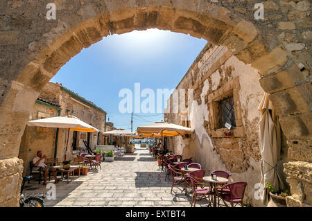 MARZAMEMI, Italia - 19 agosto 2014: turisti visitano il vecchio villaggio di Marzamemi, Italia. Foto Stock