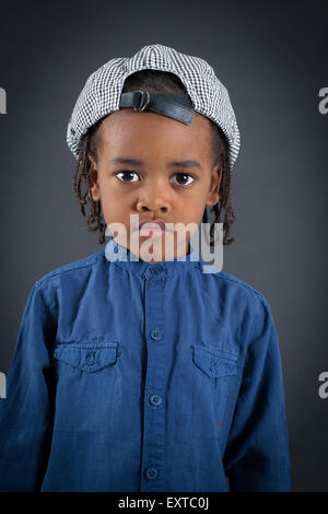 Bel ragazzo facendo espressioni diverse in diversi set di vestiti: il pensiero Foto Stock