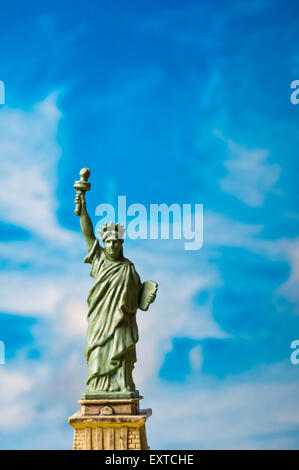 Giocattolo miniaturizzati in plastica della statua della Libertà e il cielo Foto Stock