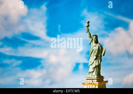 Giocattolo miniaturizzati in plastica della statua della Libertà e il cielo Foto Stock