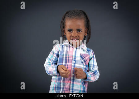 Bel ragazzo facendo espressioni diverse in diversi set di vestiti: arrabbiato Foto Stock