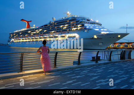 Donna ammirando la nave di crociera da Bahia urbana (urban Bay), la Città Vecchia di San Juan, Puerto Rico Foto Stock