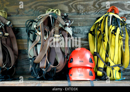 Rivestimento Zip cablaggi e caschi, Ecoquest Avventure & Tours, Hacienda Campo Rico, Carolina, Puerto Rico Foto Stock