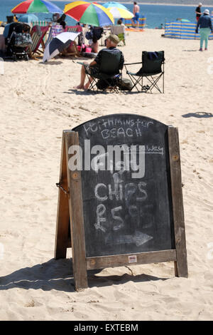 St Ives, Cornwall, Regno Unito: Lavagna segno sulla spiaggia di Porthminster pubblicità takeaway Fish & Chips. Foto Stock