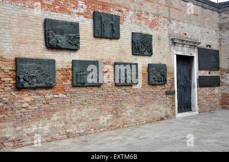 Italia - Venezia - regione Cannagerio - Campo dei Ghetto -parete scolpita rilievi - memorial al Venetian ebrei uccisi nell'olocausto. Foto Stock