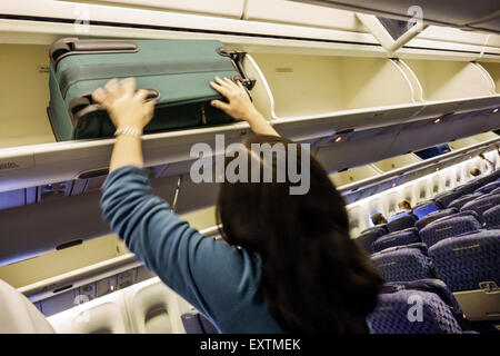 Dallas, Texas, Dallas ft. Aeroporto Internazionale di Fort Worth, DFW, American Airlines, aereo, cabina, imbarco, partenza, carenino sospeso, borsa da stivaggio, passeggero pa Foto Stock