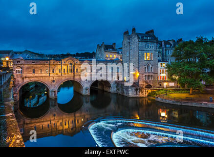 Bath, Inghilterra. Foto notturna dello storico Ponte Pulteney del 18thC sul fiume Avon nel centro storico della città, Bath, Somerset, Inghilterra, Regno Unito Foto Stock