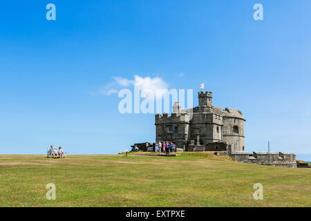 I turisti di fronte al mantenere al Castello di Pendennis, Colchester, England, Regno Unito Foto Stock