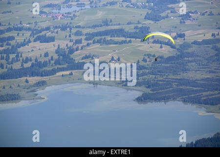 Parapendio volando sul lago bavarese Forggensee Foto Stock