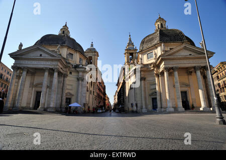 Italia, Roma, Piazza del popolo, chiese di Santa Maria di Montesanto (a sinistra) e Santa Maria dei Miracoli (a destra) Foto Stock