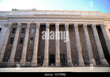 Italia, Roma, Piazza di pietra, tempio di Adriano Foto Stock