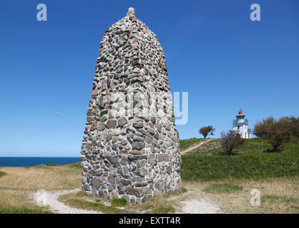 Memorial rock cairn e faro di casa del famoso danese esploratore polare e antropologo, Knud Rasmussen a Hundested, Zelanda, Danimarca Foto Stock