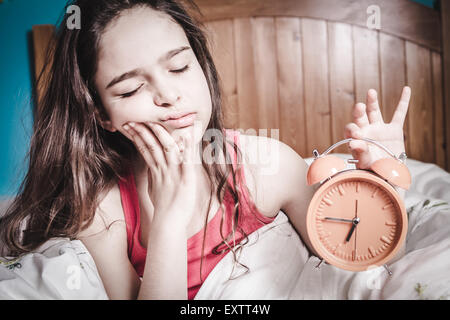 Teen sleepy ragazza di svegliarsi nel letto Foto Stock